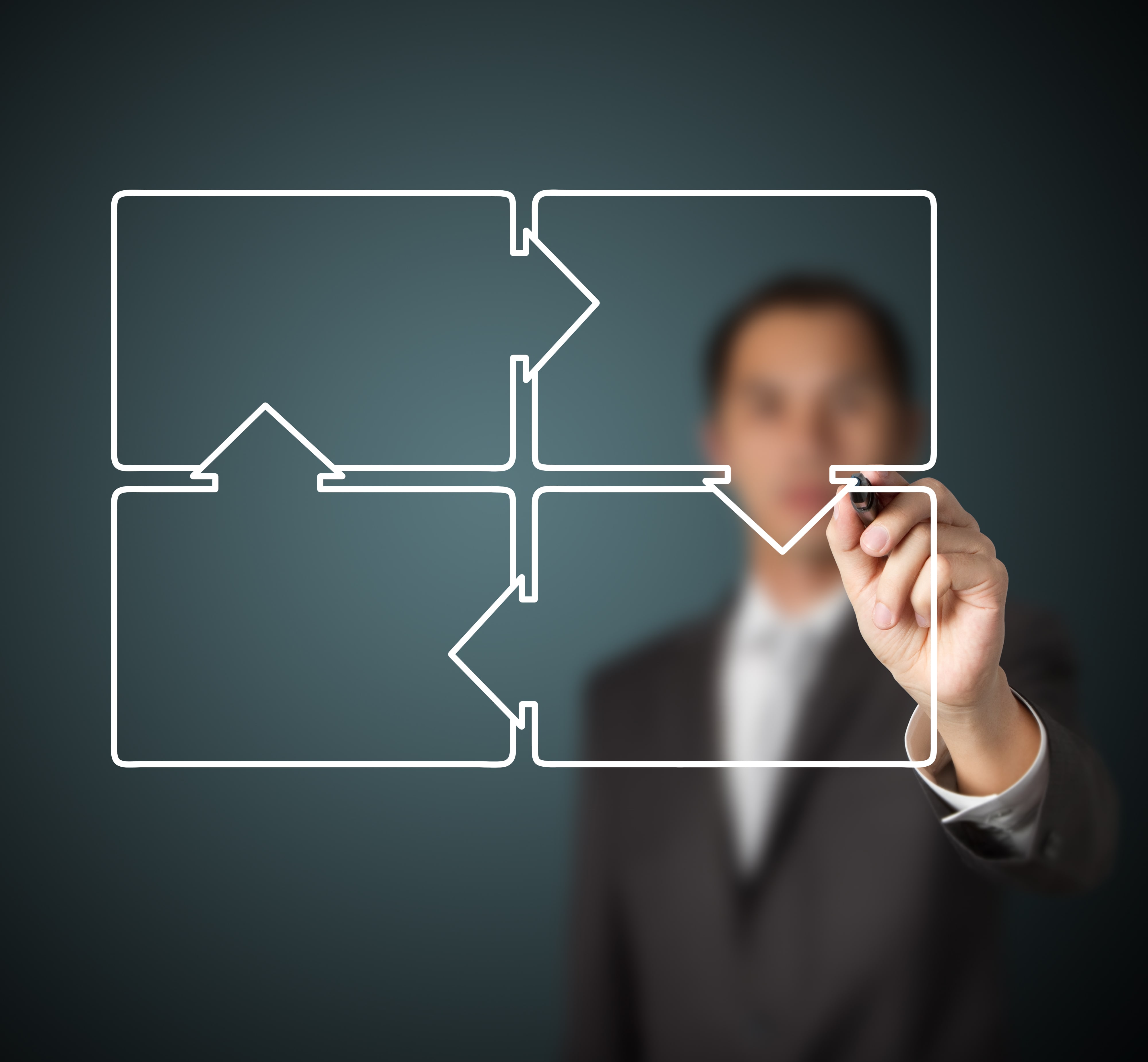 persona dibujando flowchart